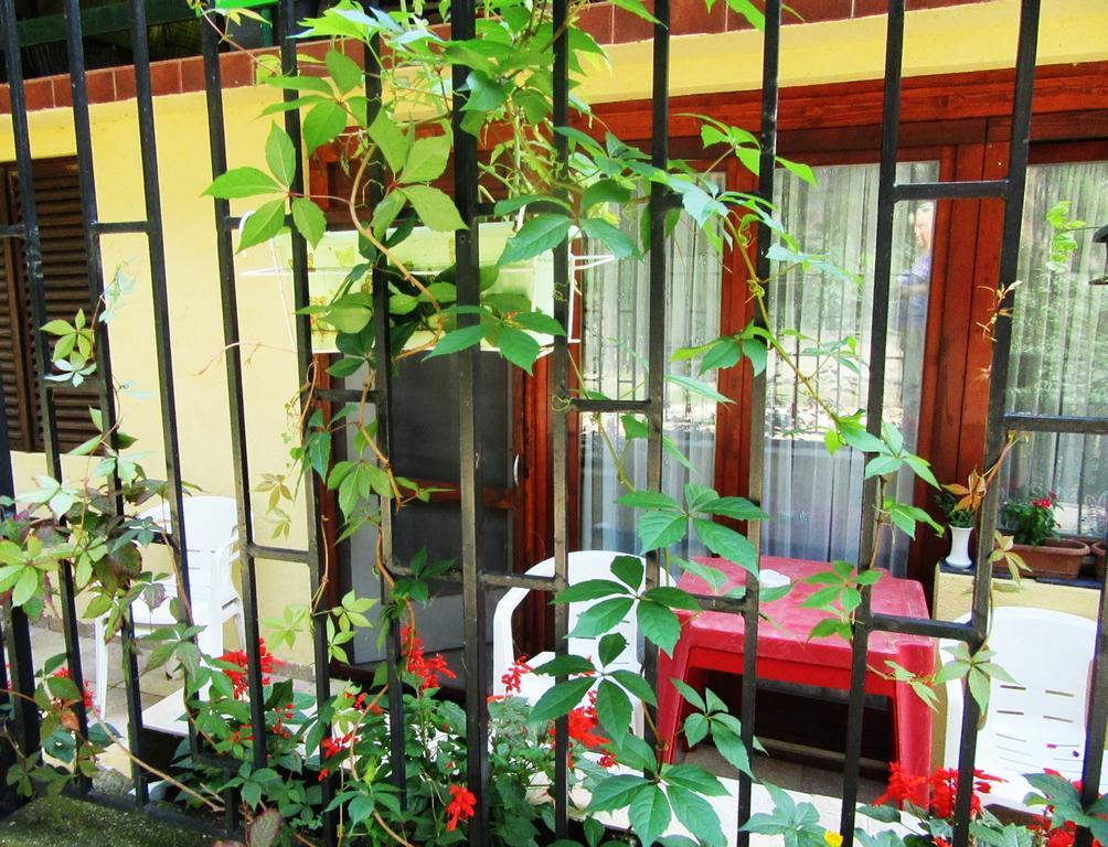 Guest House Keserovic Vinci Exterior photo